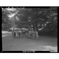 Jeux pour les enfants au centre de colonie de vacances militaire d'Alger, à Chrea.