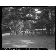 Jeux pour les enfants au centre de colonie de vacances militaire d'Alger, à Chrea.