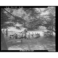 Jeux pour les enfants au centre de colonie de vacances militaire d'Alger, à Chrea.