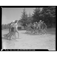 Jeux pour les enfants au centre de colonie de vacances militaire d'Alger, à Chrea.