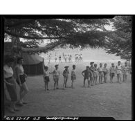 Jeux pour les enfants au centre de colonie de vacances militaire d'Alger, à Chrea.