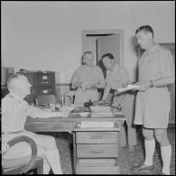 Conversation entre officiers au bureau de l'ERM (établissement régional du matériel) d'Alger.