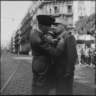 Remise de décorations par un général lors des commémorations du 11 novembre à Alger.