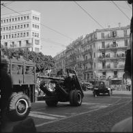 Défilé motorisé à Alger à l'occasion du 11 novembre.