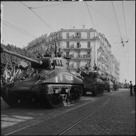 Défilé motorisé à Alger à l'occasion du 11 novembre.