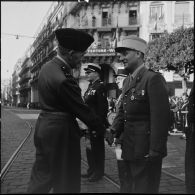 Remise de décorations par un général lors des commémorations du 11 novembre à Alger.