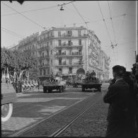 Défilé motorisé à Alger à l'occasion du 11 novembre.