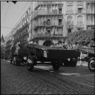 Défilé motorisé à Alger à l'occasion du 11 novembre.