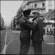 Remise de décorations par un général lors des commémorations du 11 novembre à Alger.