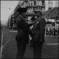 Remise de décorations par un général lors des commémorations du 11 novembre à Alger.