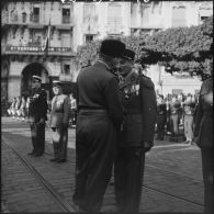 Remise de décorations par un général lors des commémorations du 11 novembre à Alger.