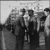 Remise de décorations par un général lors des commémorations du 11 novembre à Alger.