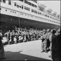 Embarquement au port d'Alger à destination de l'Indochine du 22e RTA (régiment de tirailleurs algériens) sur le paquebot Le Pasteur.