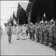 Embarquement au port d'Alger à destination de l'Indochine du 22e RTA (régiment de tirailleurs algériens) sur le paquebot Le Pasteur.