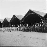 Embarquement au port d'Alger à destination de l'Indochine du 22e RTA (régiment de tirailleurs algériens) sur le paquebot Le Pasteur.