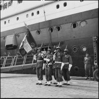 Embarquement au port d'Alger à destination de l'Indochine du 22e RTA (régiment de tirailleurs algériens) sur le paquebot Le Pasteur.