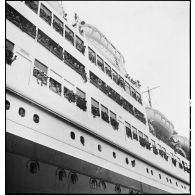 Embarquement au port d'Alger à destination de l'Indochine du 22e RTA (régiment de tirailleurs algériens) sur le paquebot Le Pasteur.