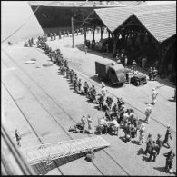 Embarquement au port d'Alger à destination de l'Indochine du 22e RTA (régiment de tirailleurs algériens) sur le paquebot Le Pasteur.