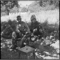 Pause pour les soldats sur la route du transfert des blessés de l'hôpital Maillot à Rivet sous la conduite de l'aumônier Deives.