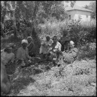 Pause pour les soldats sur la route du transfert des blessés de l'hôpital Maillot à Rivet sous la conduite de l'aumônier Deives.