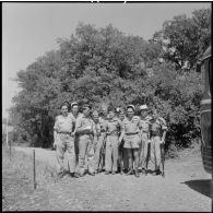 Pause pour les soldats sur la route du transfert des blessés de l'hôpital Maillot à Rivet sous la conduite de l'aumônier Deives.