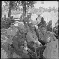 Pause pour les soldats sur la route du transfert des blessés de l'hôpital Maillot à Rivet sous la conduite de l'aumônier Deives.