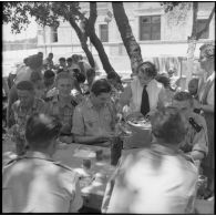 Repas lors du transfert des blessés de l'hôpital Maillot à Rivet sous la conduite de l'aumônier Deives.