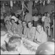 Repas lors d'une sortie des blessés de l'hôpital Maillot à Fort-de-L'Eau (Bordj El Kiffan).