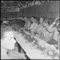 Repas lors d'une sortie des blessés de l'hôpital Maillot à Fort-de-L'Eau (Bordj El Kiffan).