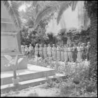 Cérémonie au monument aux morts de Fort-de-L'Eau (Bordj El Kiffan) pour les blessés de l'hôpital Maillot en sortie.