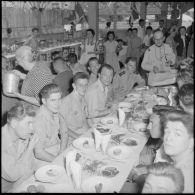 Repas lors d'une sortie des blessés de l'hôpital Maillot à Fort-de-L'Eau (Bordj El Kiffan).