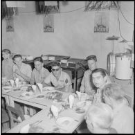 Repas lors d'une sortie des blessés de l'hôpital Maillot à Fort-de-L'Eau (Bordj El Kiffan).