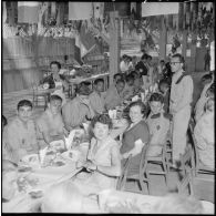 Repas lors d'une sortie des blessés de l'hôpital Maillot à Fort-de-L'Eau (Bordj El Kiffan).