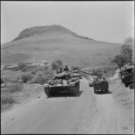 Manoeuvres et ateliers du matériel avec le 5e RCA  (régiment de chasseurs d'Afrique) et le 2e RTA (régiment de tirailleurs algériens) à Yakouren.