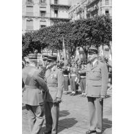 Remise de décorations par le général Cailles lors des commémorations du 8 mai 1945 à Alger.