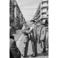 Remise de décorations par le général Cailles lors des commémorations du 8 mai 1945 à Alger.