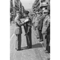 Remise de décorations par le général Cailles lors des commémorations du 8 mai 1945 à Alger.