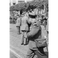 Remise de décorations par le général Cailles lors des commémorations du 8 mai 1945 à Alger.