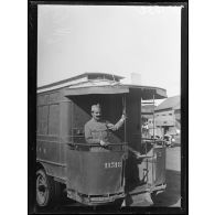 Braine, chargement de viande dans des autobus. [légende d'origine]