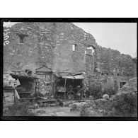 Bislée (Meuse). Cantonnement dans les ruines. [légende d'origine]