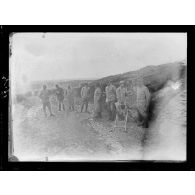 Près de Mareuil-la-Motte (Oise). Cantonnement aux environs des carrières Mallet. Groupe d'officiers. Mitrailleuse allemande à droite. [légende d'origine]