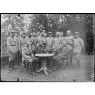 Clermont (Oise). Les officiers de l'EM de la 10e armée. [légende d'origine]