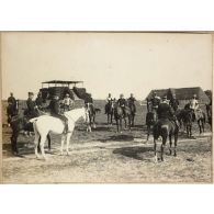 Saumur 1912 - A Verrie - Ecoutant l'écuyer en chef - de Bournajel, Mesple, Blacque, Pétain, d'Amade, Janet, Chavanne, de Marcureau, Parquet, de la Font, Joullié, de Metz de Partouneaux. [légende d'origine]