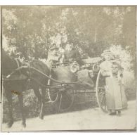 En voiture à cheval - Mesple, Perrine avec Fritz (le chien). [légende d'origine]