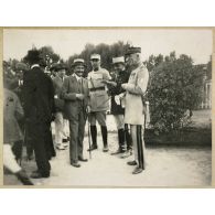 23 oct[obre] 1921. Alger. Hippodrome du Caroubier. Au pesage. Laurens. C[ommandan]t Simion, L[ieutenan]t Col[onel] Fievet, L[ieutenan]t Geoffroy, G[énér]al Mesple. [légende d'origine]