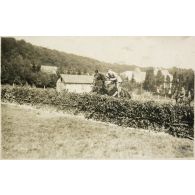 Août 1922. Voyage en Rhénanie. 5 août. Rallye de la garnison de Wiesbaden, dans le Taunus. Saut d'une haie. [légende d'origine]