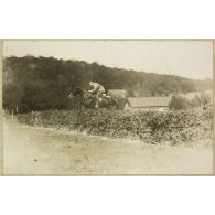 Août 1922. Voyage en Rhénanie. 5 août. Rallye de la garnison de Wiesbaden, dans le Taunus. Saut d'une haie. [légende d'origine]