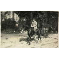 Août 1922. Voyage en Rhénanie (suite). 12 août. Rallye de Gonzenheim. Après l'arrivée. L'excellent cheval Lauzun, prêté par le Colonel Richaud. [légende d'origine]