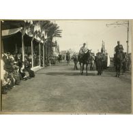 Alger. 11 nov[embre] 1920. La Revue de l'Armistice sur le boul[evar]d de la République entre le port et le square Bresson. Avant le défilé. G[énér]al Mesple, C[ommandan]t Decarpentry. Au fond, Frêche, mon porte fanion et Cap[itai]ne de Tavernost, de mon E[tat] M[ajo]r. [légende d'origine]