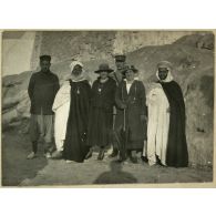 Voyage au M'Zab. Décembre 1920. Au cours de la longue et dure grimpette de Melika. Instituteur de Melika, Caïd des Caïds de Metlili, M[ada]me Durand, G[énér]al Mesple, M[ada]me Mesple, Caïd de Melika. [légende d'origine]